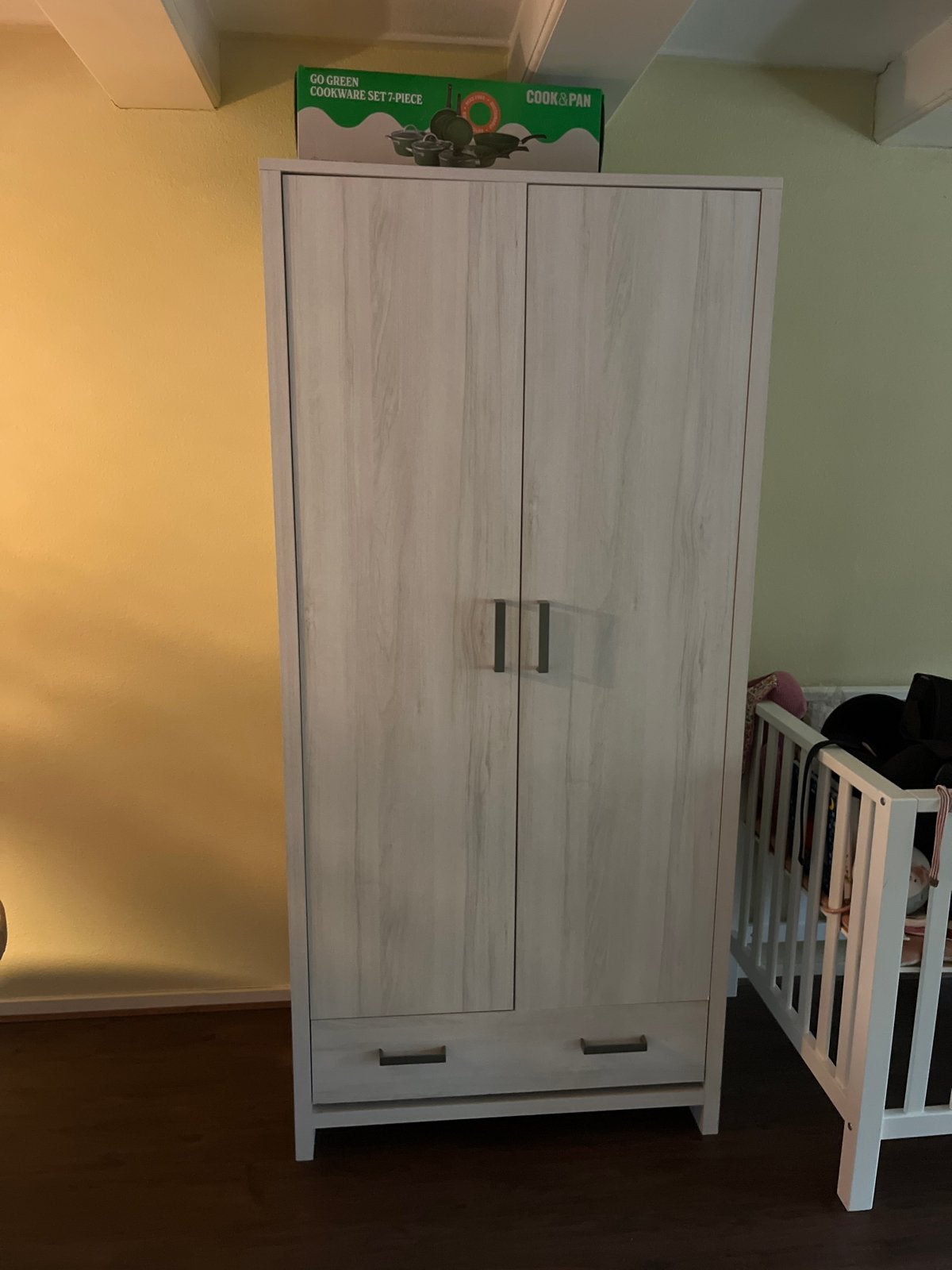 Moderne kledingkast met lades en deuren, Zo goed als nieuw, Met lade(s), 150 tot 200 cm, 25 tot 50 cm