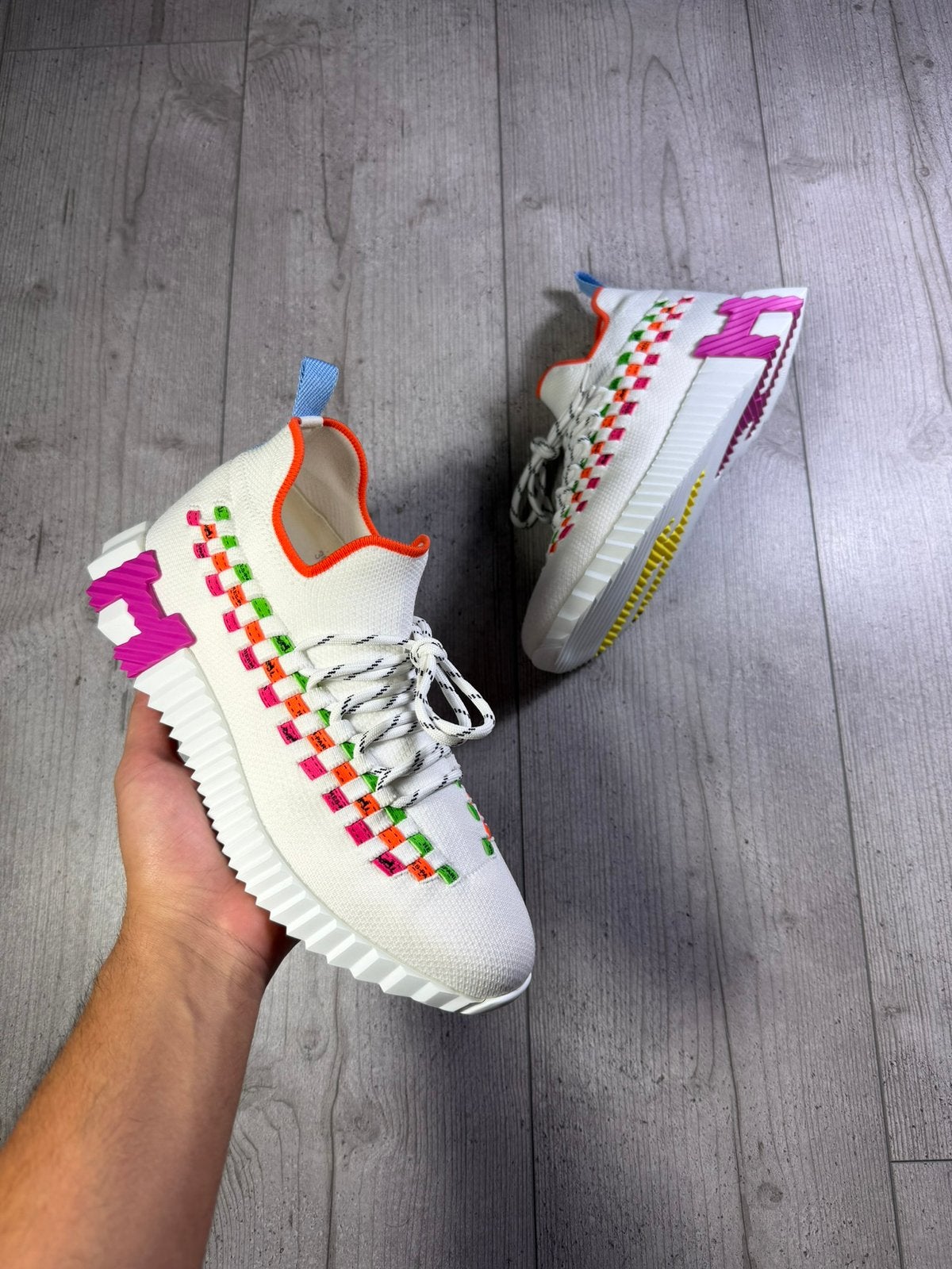 Hermes, Wit, Ophalen of Verzenden, Sneakers of Gympen, Zo goed als nieuw
