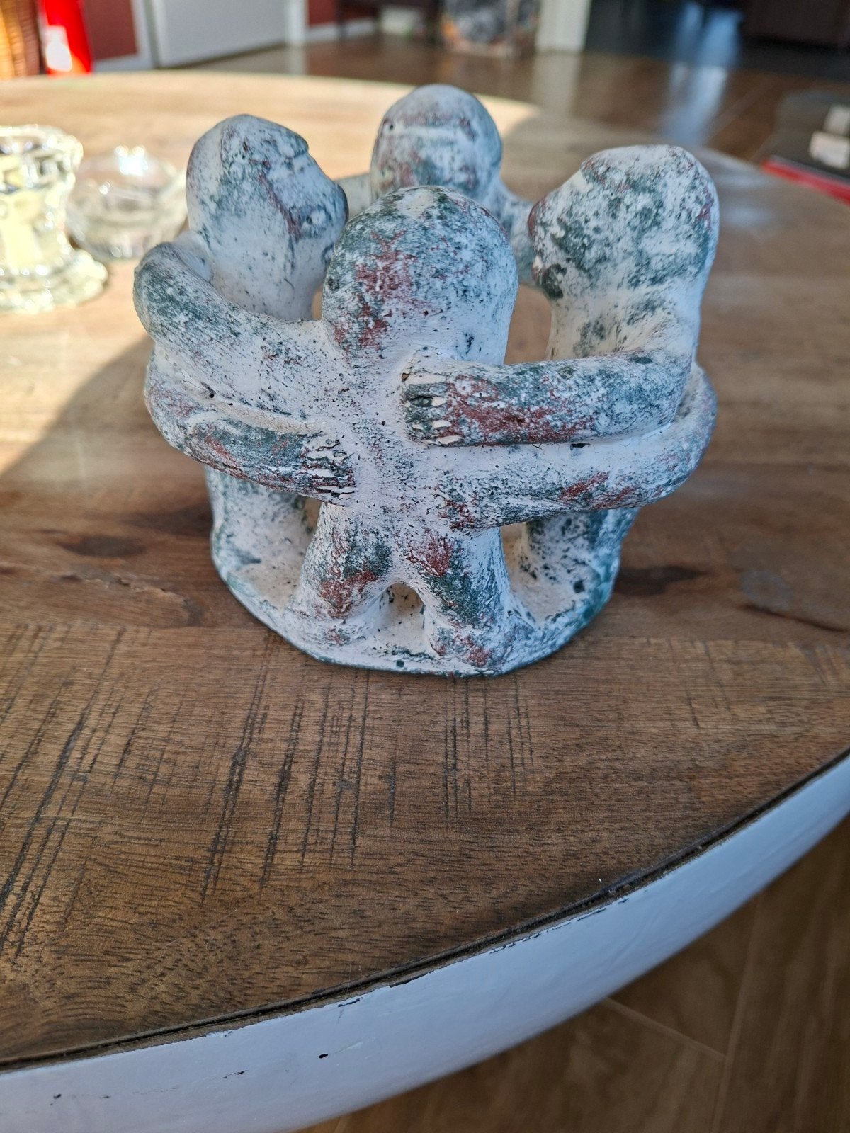 Vriendenkring: Abstracte sculptuur van omhelzende figuren, Groep mensen, Minder dan 20 cm, Ophalen of Verzenden, Handgemaakt