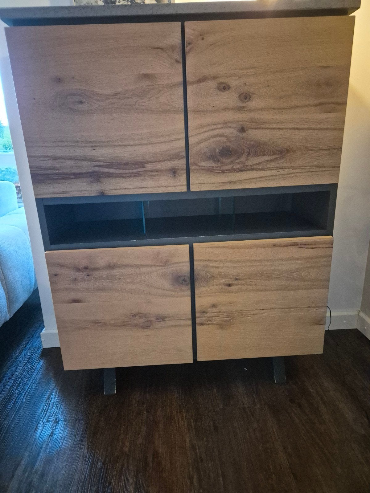 Prachtige Xooon kast met betonlook blad, Ophalen