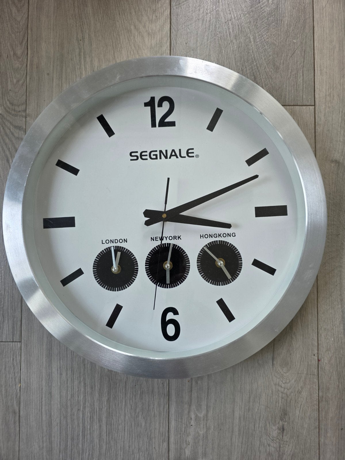 Grote wandklok met wereldtijden - Segnale, Modern, Ophalen of Verzenden, Gebruikt, Overige merken