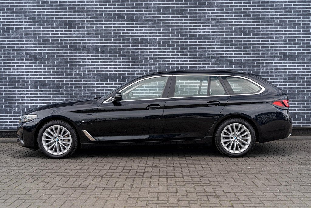 BMW 5-serie Touring 530e Business Edition Plus Sensatec | Pl, Auto's, BMW, Achterwielaandrijving, Gebruikt, 4 cilinders, Zwart