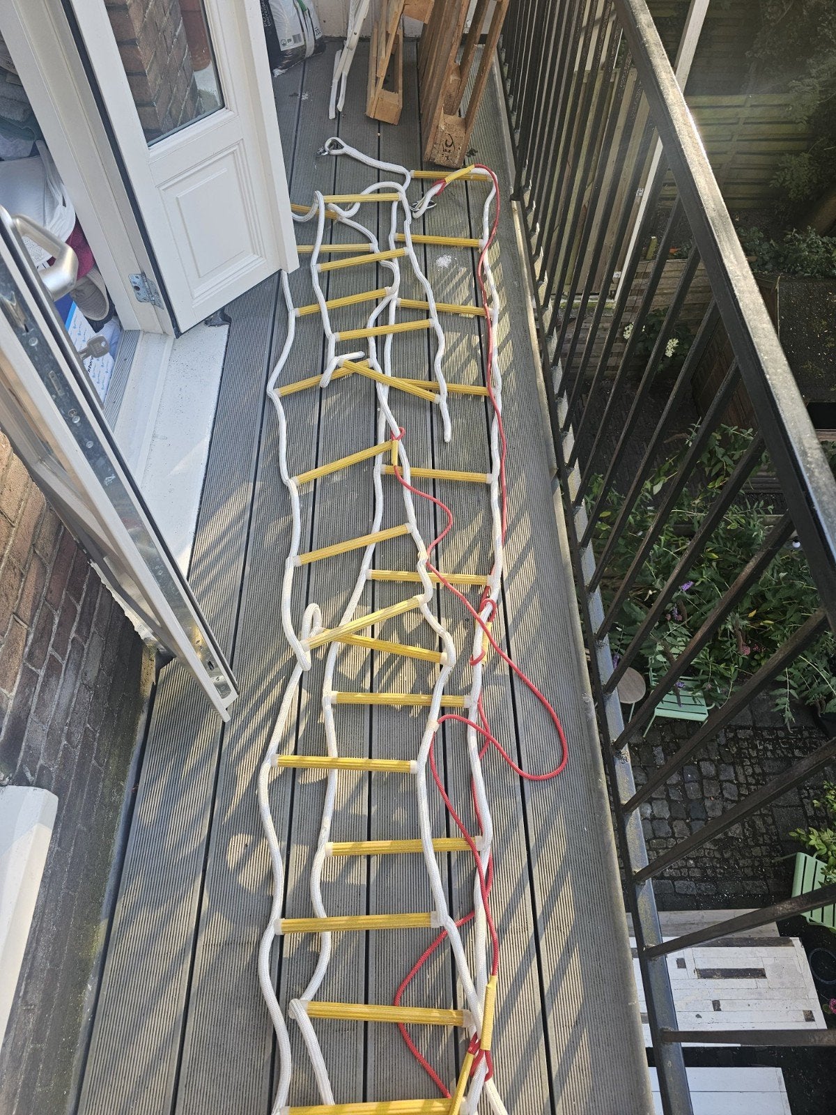 Nieuwe stevige touwladder met houten sporten en karabijnhake, Doe-het-zelf en Verbouw, Ladders en Trappen, Ophalen of Verzenden