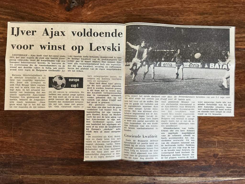 Voetbal krantenartikel Ajax Levski november 1977, Ophalen of Verzenden, Knipsel(s)