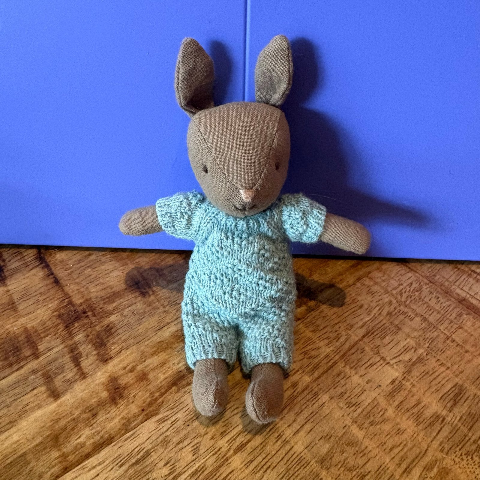 Maileg konijn knuffeltje met blauw gebreid pakje, Ophalen, Konijn, Zo goed als nieuw, Klein (minder dan 20 cm)