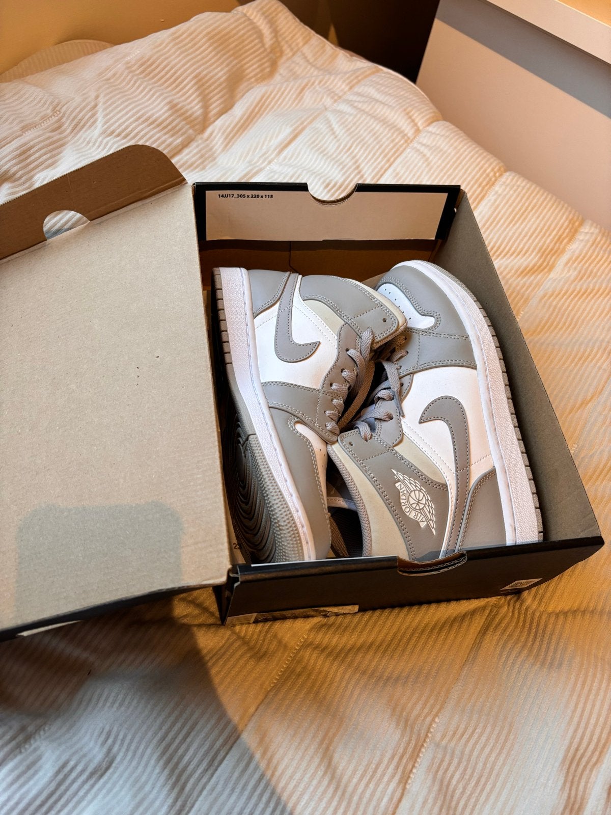 Nike Air Jordan 1 Mid - Lichtgrijs/Wit, Ophalen of Verzenden, Nieuw, Grijs, Sneakers of Gympen