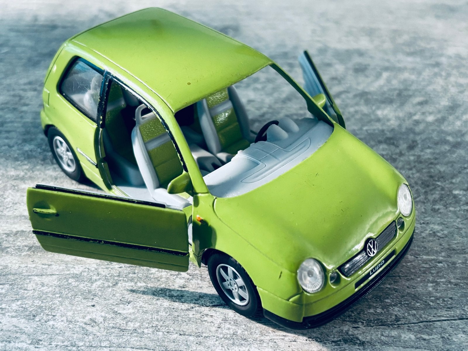 groene Volkswagen Lupo modelauto op schaal 1:43., Ophalen, Gebruikt, Overige typen