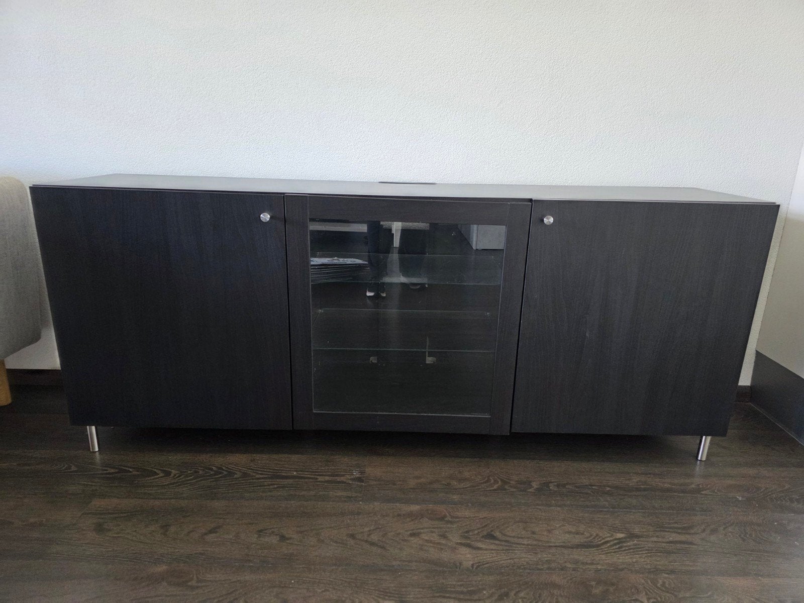 Modern zwart tv-meubel met opbergruimte en glazen deuren, Ophalen, 150 tot 200 cm, Minder dan 100 cm, Modern