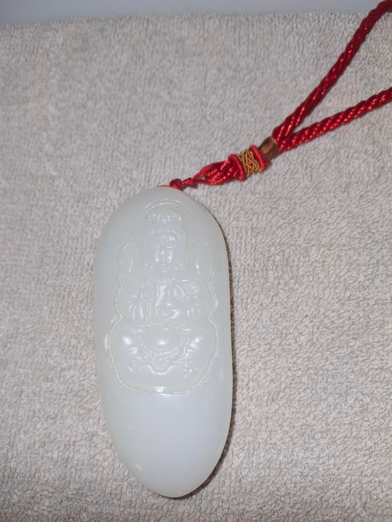 Witte Jade Hanger met Boeddha Figuur en Rood Koord, Ophalen of Verzenden