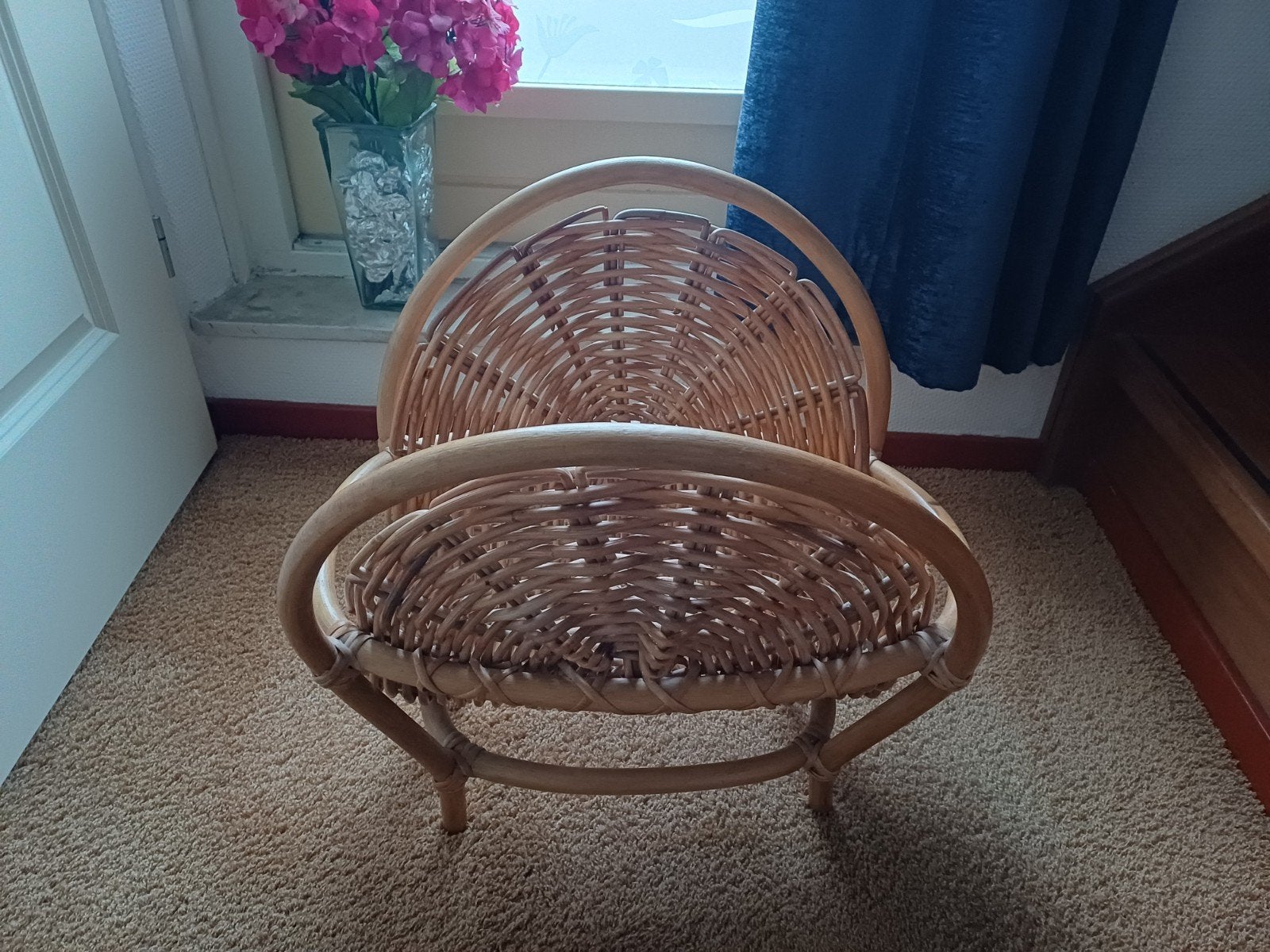 Rotan lectuurbak/ krantenbak, Huis en Inrichting, Woonaccessoires | Krantenbakken en Lectuurbakken, Ophalen, Zo goed als nieuw