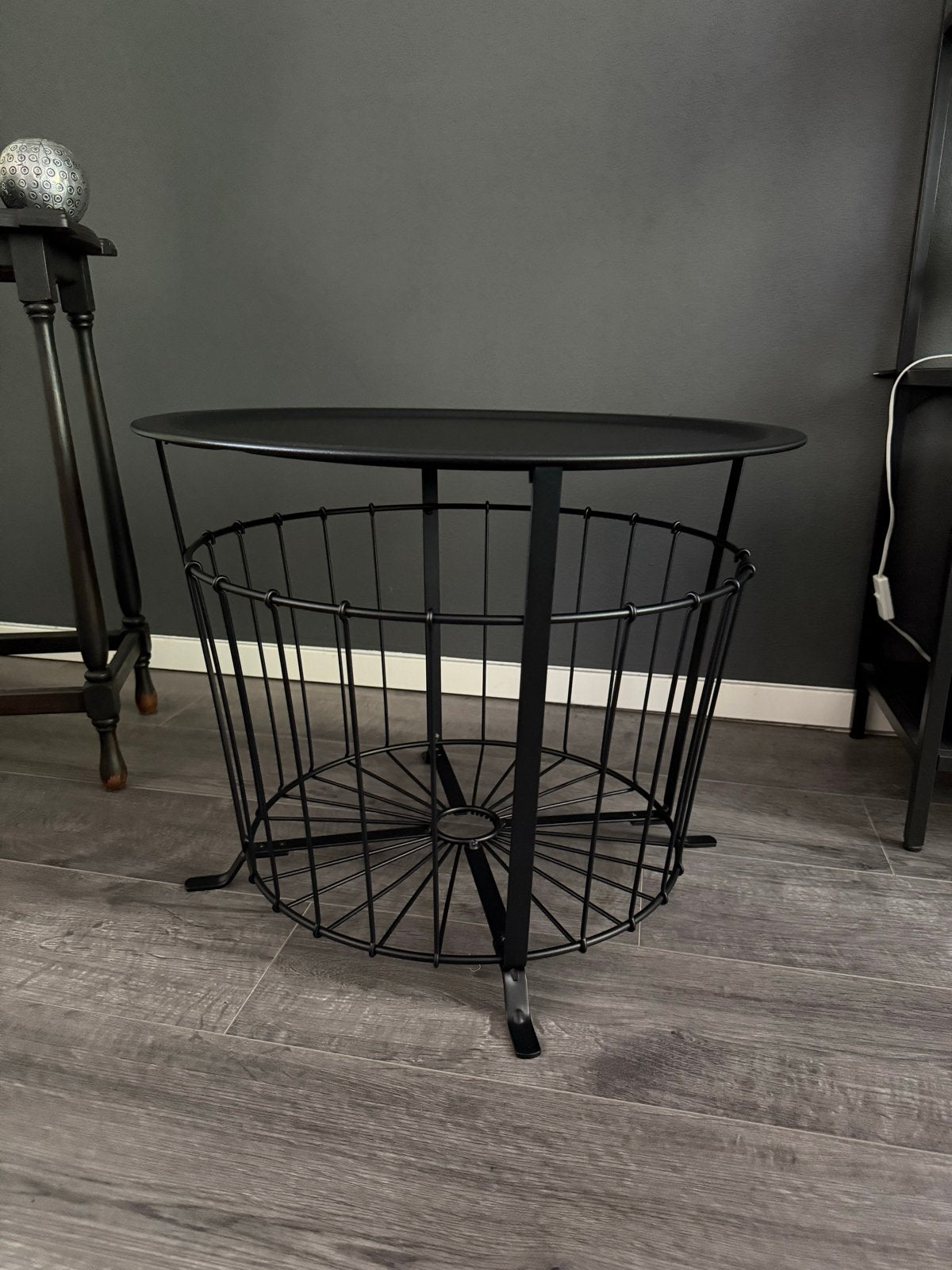 IKEA GUALÖV bijzettafel/opbergtafel zwart, Huis en Inrichting, Metaal of Aluminium, Rond, 55 tot 75 cm, Zo goed als nieuw