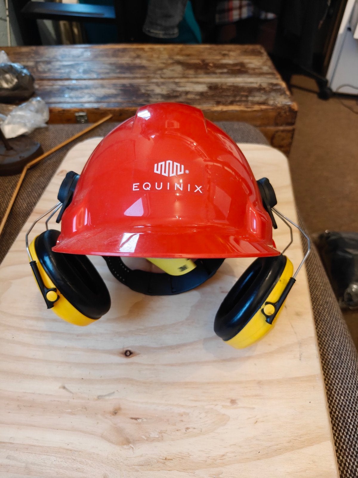 Rode veiligheidshelm met gehoorbescherming - Equinix, Doe-het-zelf en Verbouw, Veiligheidshelmen, Ophalen of Verzenden, Nieuw