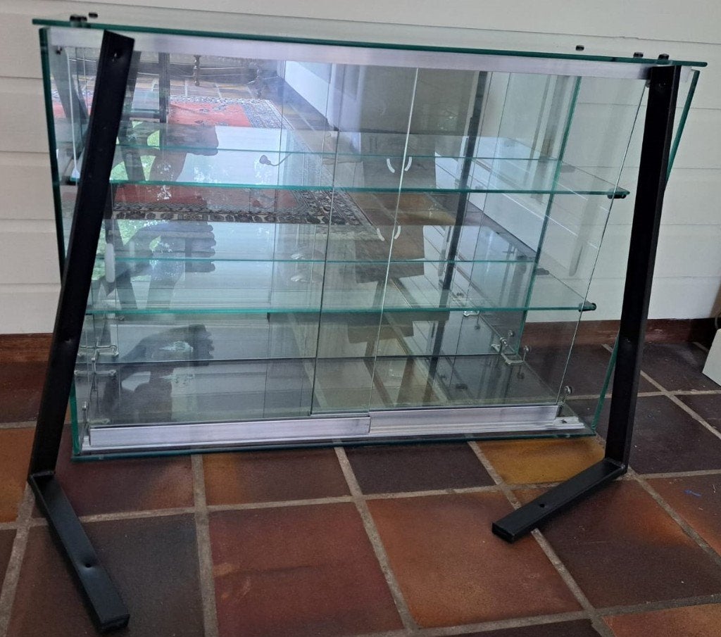2 Prachtige en nette vitrinekast met muurhangers te koop!, Huis en Inrichting, Ophalen, Met deur(en), 50 tot 100 cm, Zo goed als nieuw