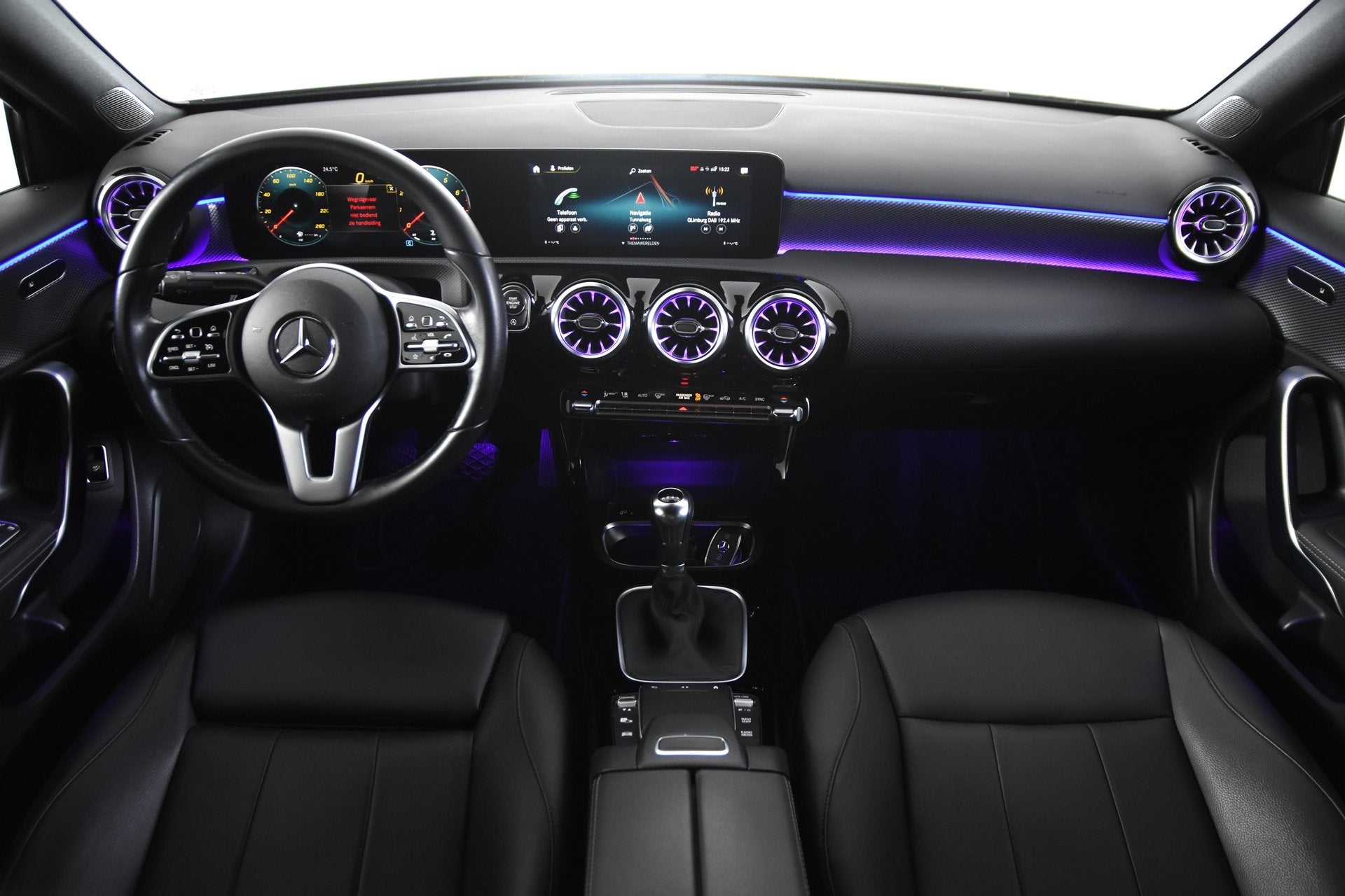 Mercedes-Benz A-Klasse 180 *Leer*Navigatie*Carplay*Camera*, Auto's, Voorwielaandrijving, Dealer onderhouden, 136 pk, Gebruikt