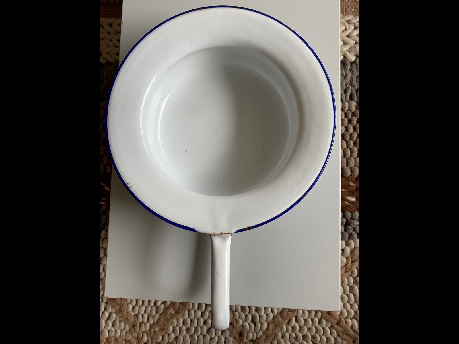 Oude geëmailleerde ondersteek, wit met blauw randje., Ophalen of Verzenden