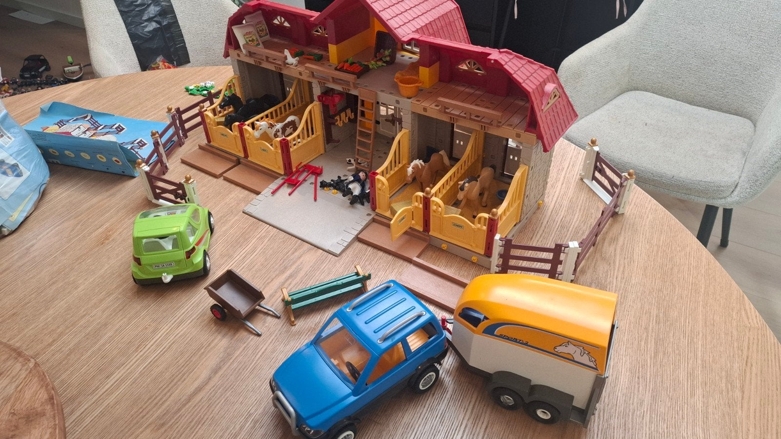 Playmobil Paardenstal met auto, trailer en accessoires, Kinderen en Baby's, Speelgoed | Playmobil, Gebruikt, Gebouw, Complete set