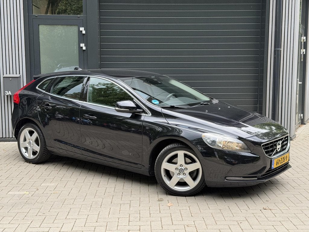 Volvo V40 1.6 T4 Momentum, Gebruikt, 4 cilinders, Leder en Stof, Zwart