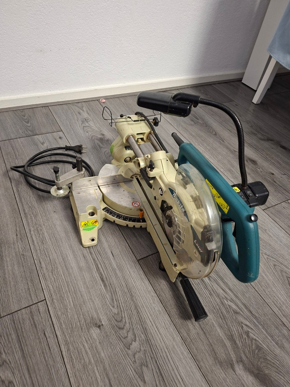 Makita LS0714FL Afkortzaag met Laser en Verlichting, Gebruikt, 600 tot 1200 watt, Ophalen of Verzenden, Makita
