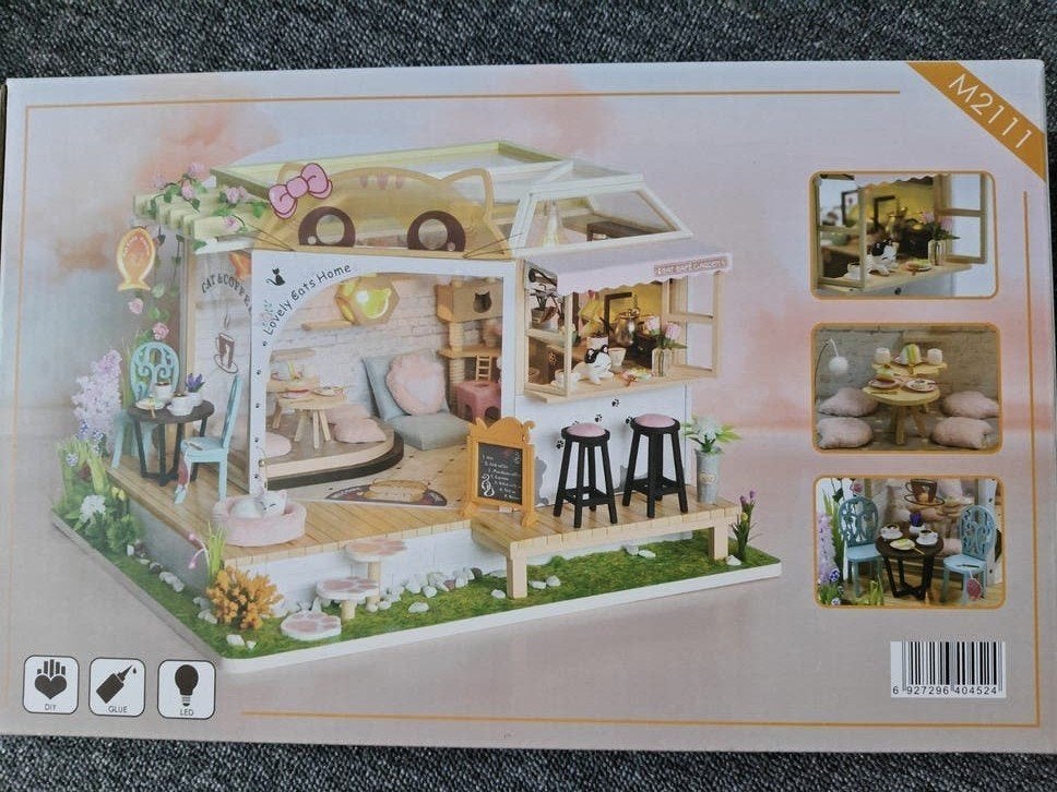 DIY Poppenhuisje 'Lovely Cats' Home met LED-verlichting, Hobby en Vrije tijd, Ophalen of Verzenden, Nieuw