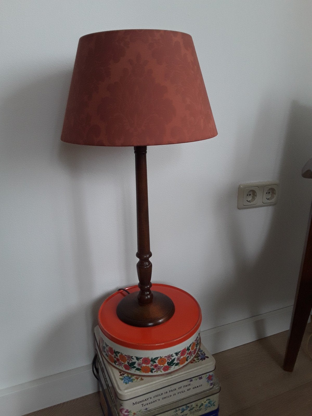 Schemerlamp vintage met bordeauxrood kap waarin bloemmotief, Ophalen of Verzenden, Minder dan 100 cm