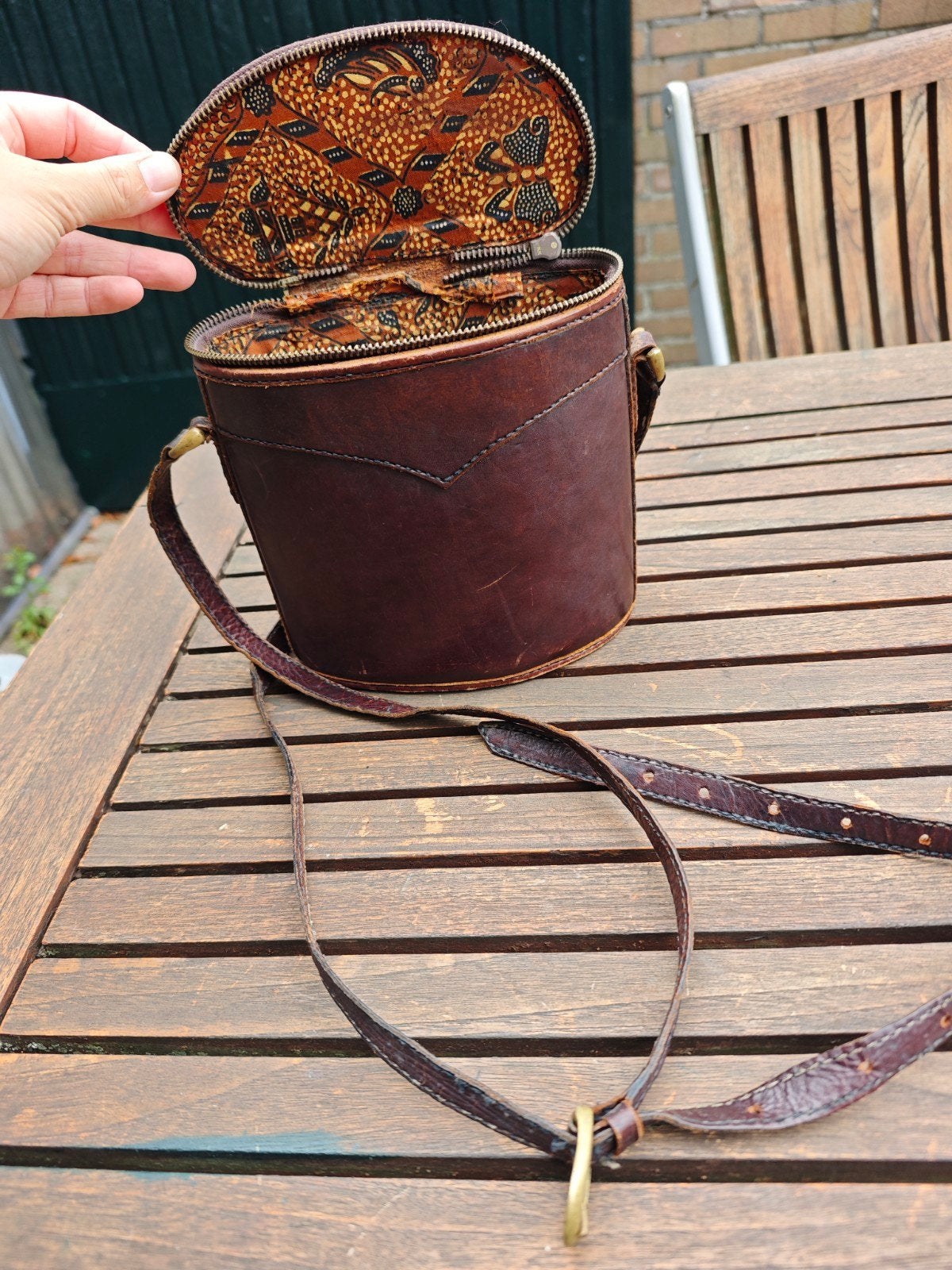 Vintage Leren Handtasje met Batik Voering, Sieraden, Tassen en Uiterlijk, Ophalen of Verzenden, Gebruikt, Bruin, Handtas