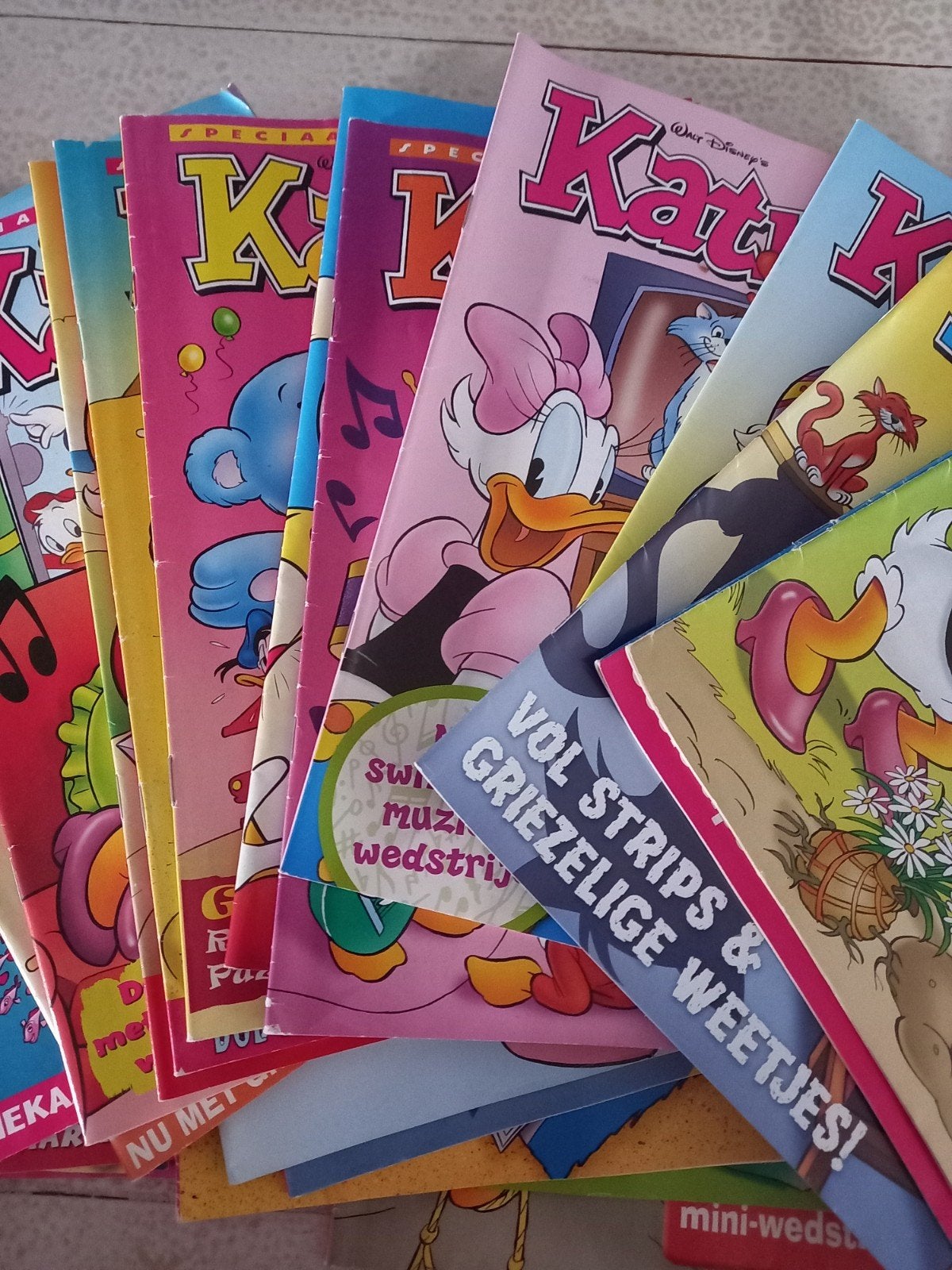 32x Donald Duck Katrien Magazine - Diverse Nummers, Boeken, Meerdere stripboeken, Ophalen of Verzenden, Gelezen