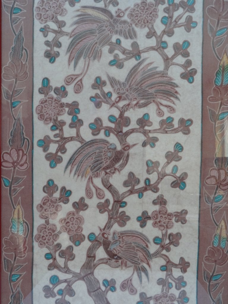 Batik doek vogels in boom, sign. Sedgo, in lijst, Indonesie, Antiek en Kunst, Kunst | Niet-Westerse kunst, Wanddecoratie, Textiel
