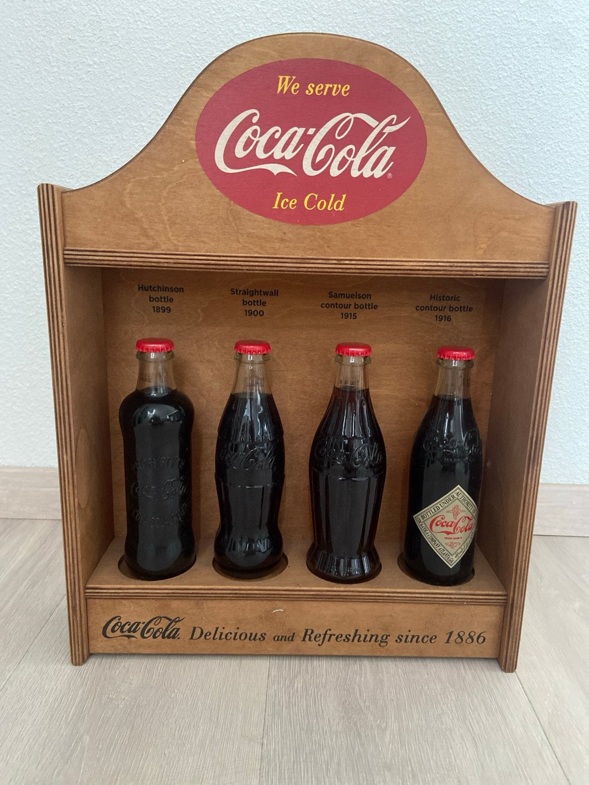 Coca-Cola display met historische flessen, Ophalen, Gebruikt, Gebruiksvoorwerp