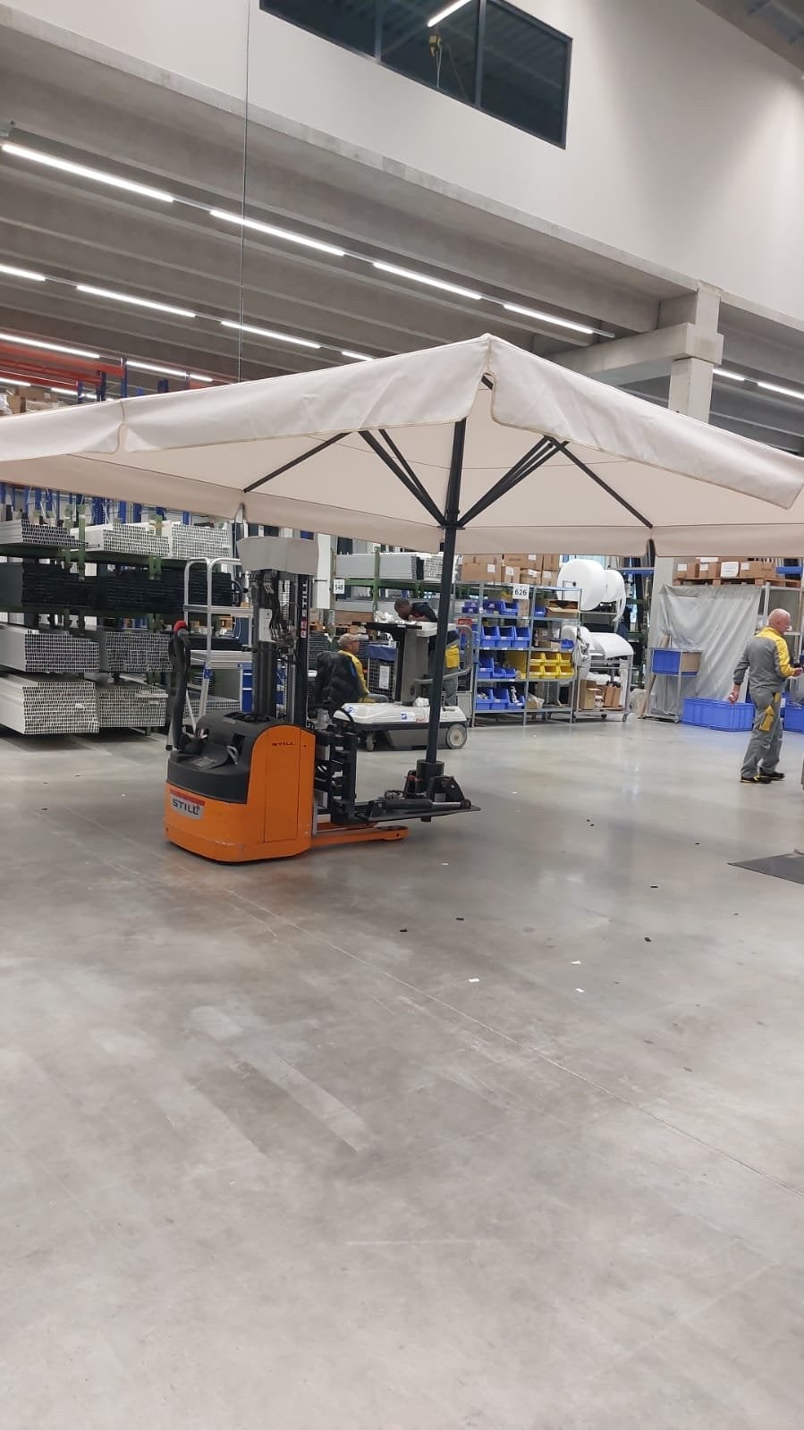 Grote parasols voor horeca of ruime tuin, Gebruikt, Kantelbaar, Ophalen of Verzenden, Zweefparasol
