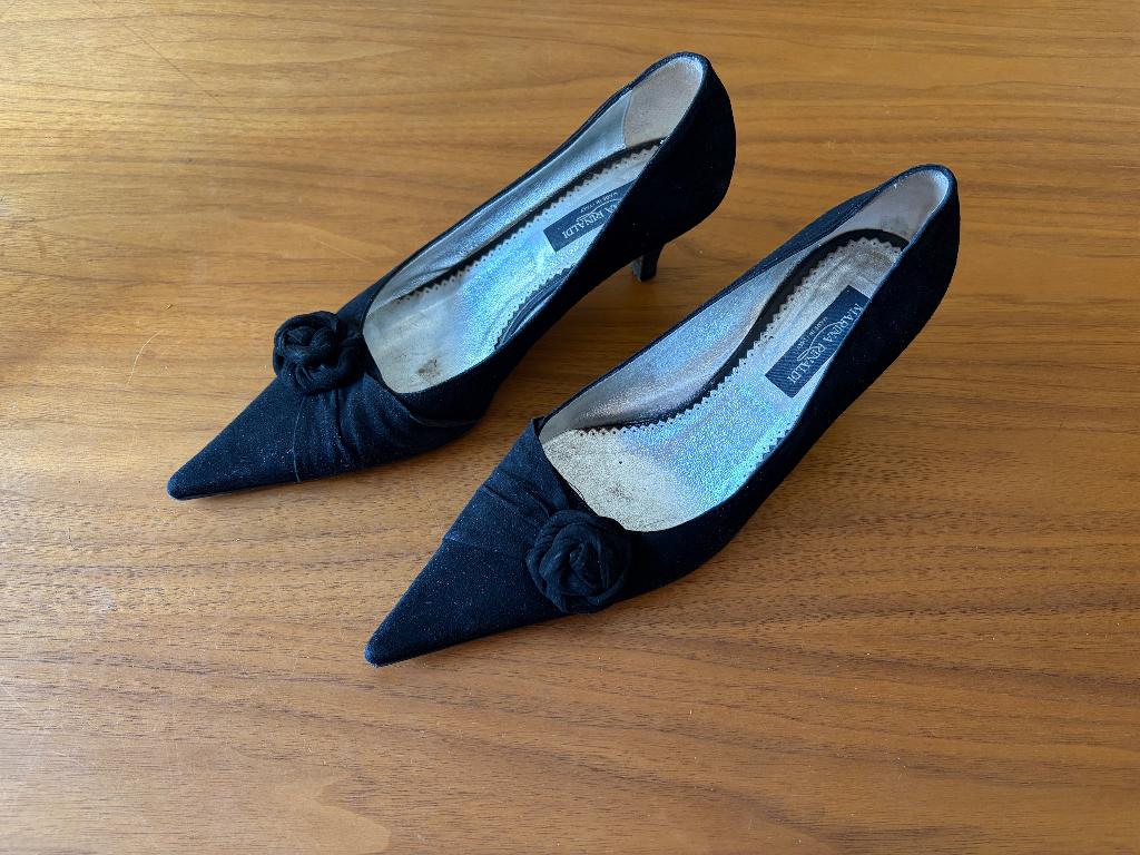 Marina Rinaldi zwart suede pump maat 41, Pumps, Zwart, Ophalen of Verzenden, Gedragen