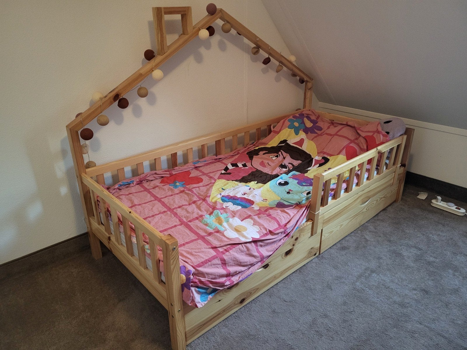 Houten kinderbed met huisframe en lades, Ophalen, 85 tot 100 cm, Gebruikt, Lattenbodem