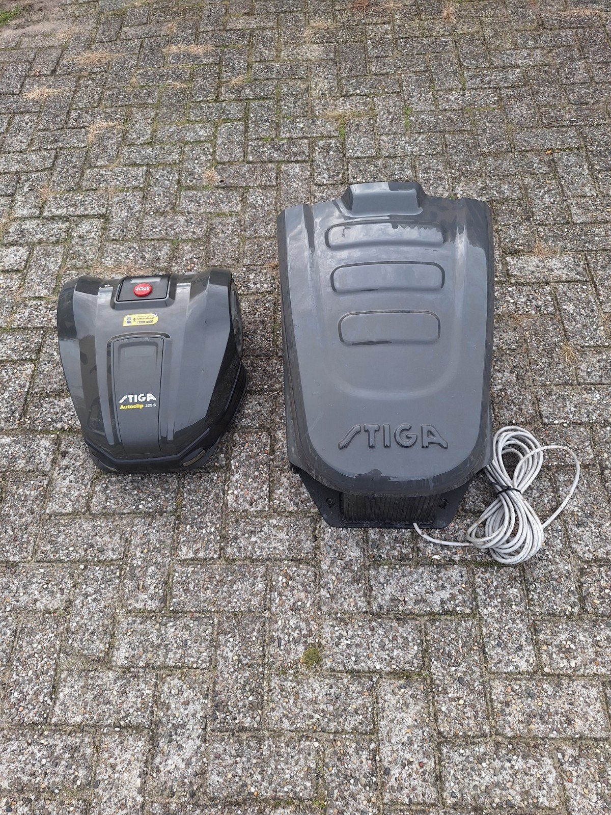 Stiga Autoclip 225S Robotmaaier met lader en statio, Tuin en Terras, Ophalen, Gebruikt, Accu-grasmaaier, Stiga