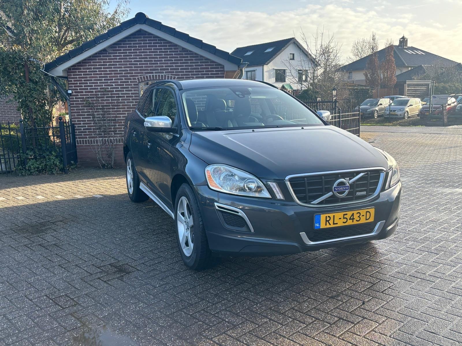Volvo XC60 2.4D R-Design, Auto's, Volvo, Euro 5, Stof, Zwart, Zwart