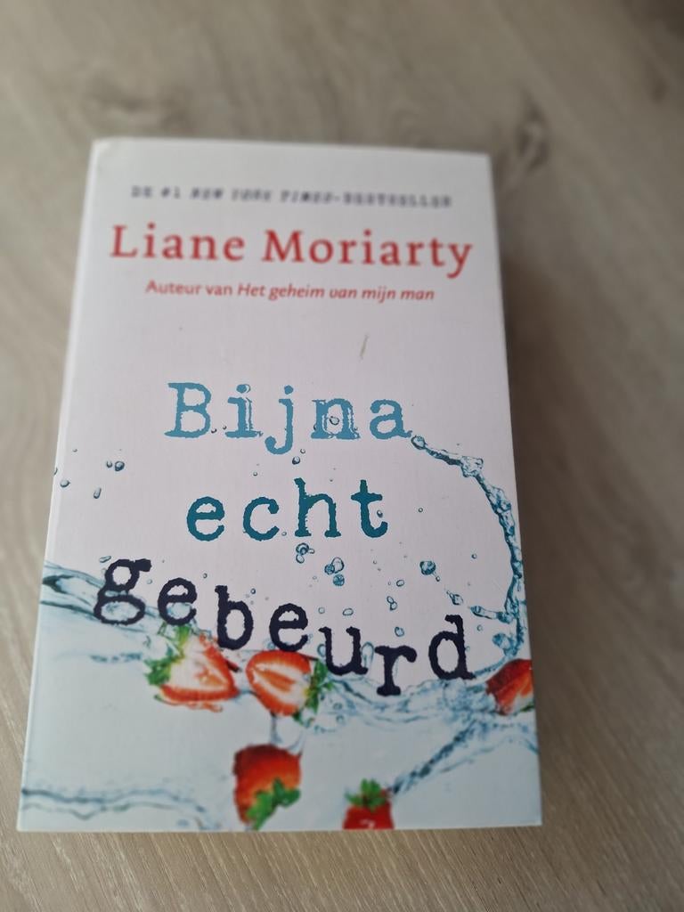 Liane Moriarty - Bijna echt gebeurd, Ophalen of Verzenden, Gelezen, Liane Moriarty