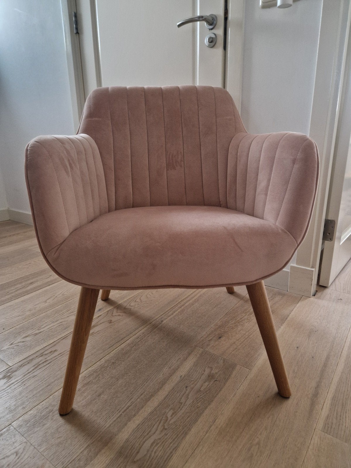 Lichtroze fluwelen stoel met houten poten, Huis en Inrichting, Stoelen, Ophalen, Overige kleuren, Modern, Scandinavisch, Zo goed als nieuw