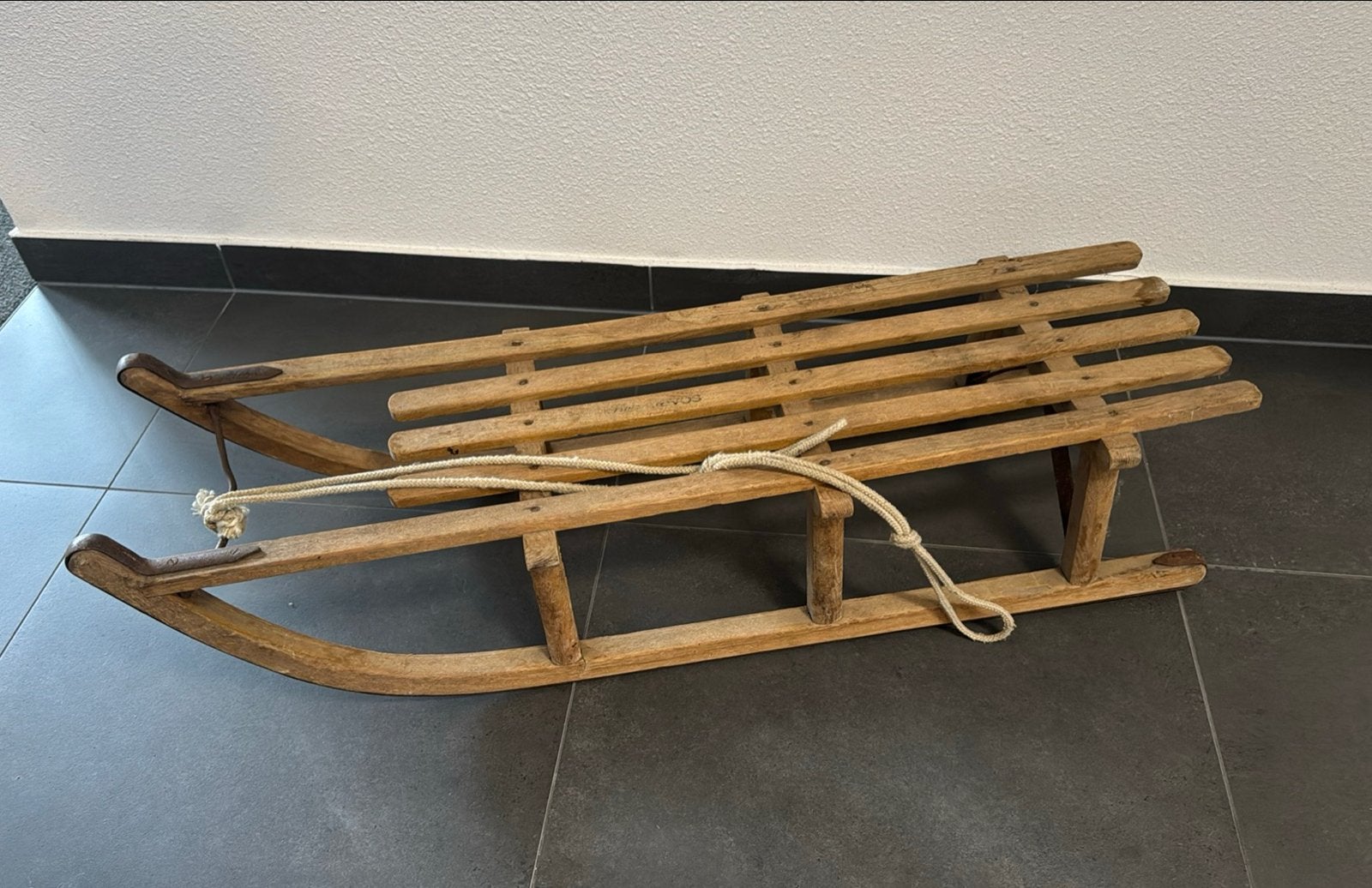 Vintage houten slee met touw, Kinderen en Baby's, Speelgoed | Buiten | Sleeën, Ophalen, Gebruikt, Hout