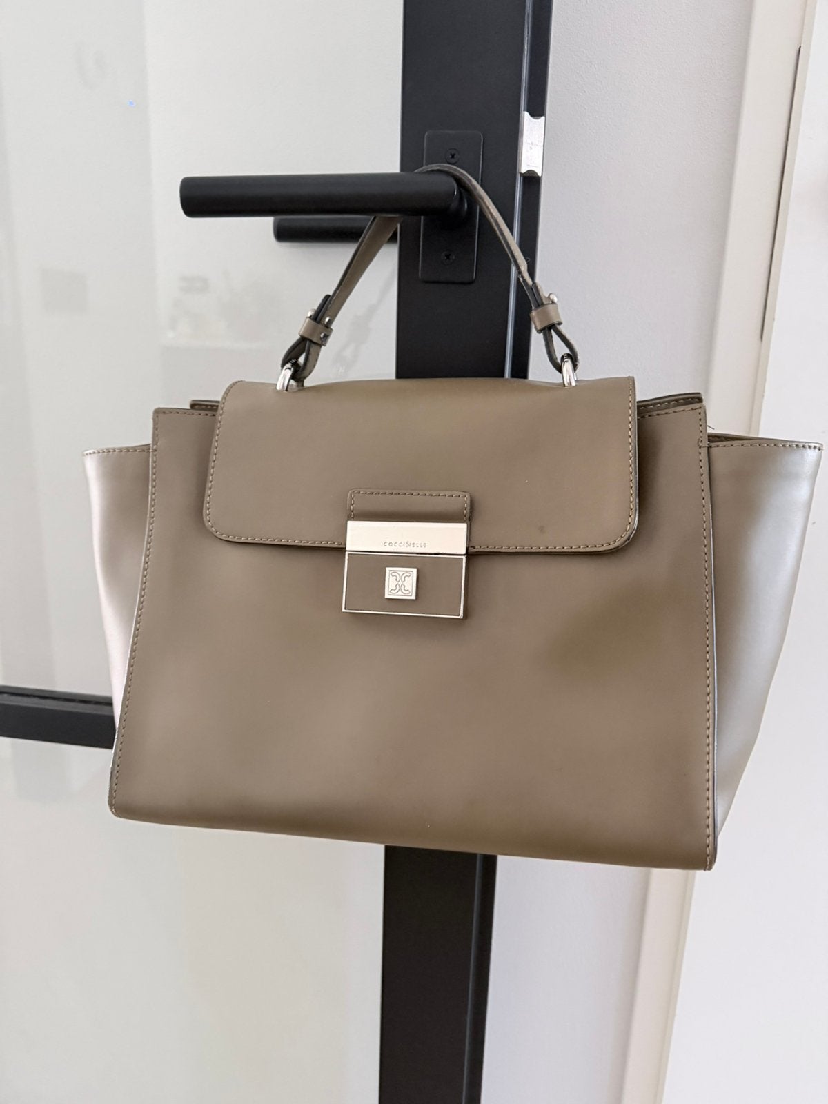 Coccinelle leather bag, Ophalen of Verzenden, Zo goed als nieuw, Grijs, Schoudertasje