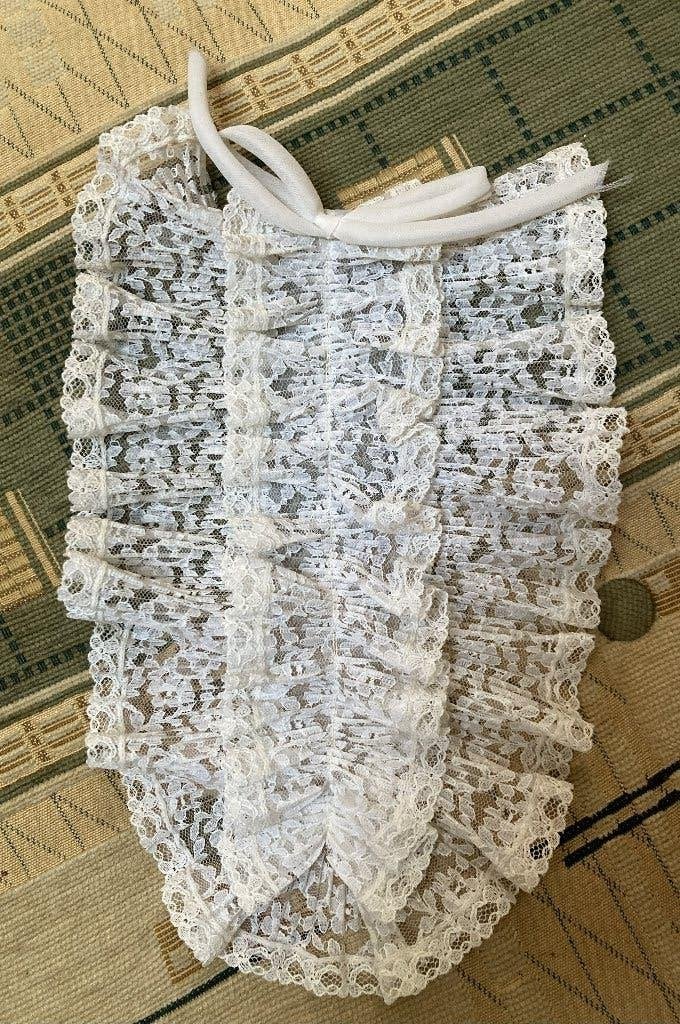 Oude Jabot Gerimpelde Kant kleding, Ophalen