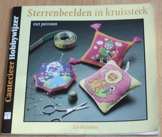 Sterrenbeelden in kruissteek  Lis Paludan  chw 138, Ophalen of Verzenden, Gelezen, Overige onderwerpen, Geschikt voor kinderen