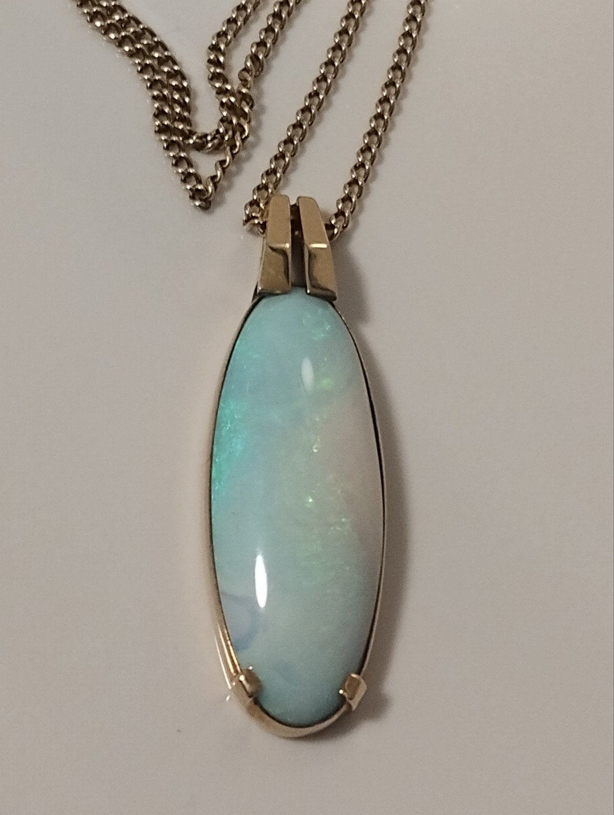 14K gouden ketting met opaal gezet in 14k gouden hanger, Ophalen of Verzenden, Zo goed als nieuw, Goud, Goud
