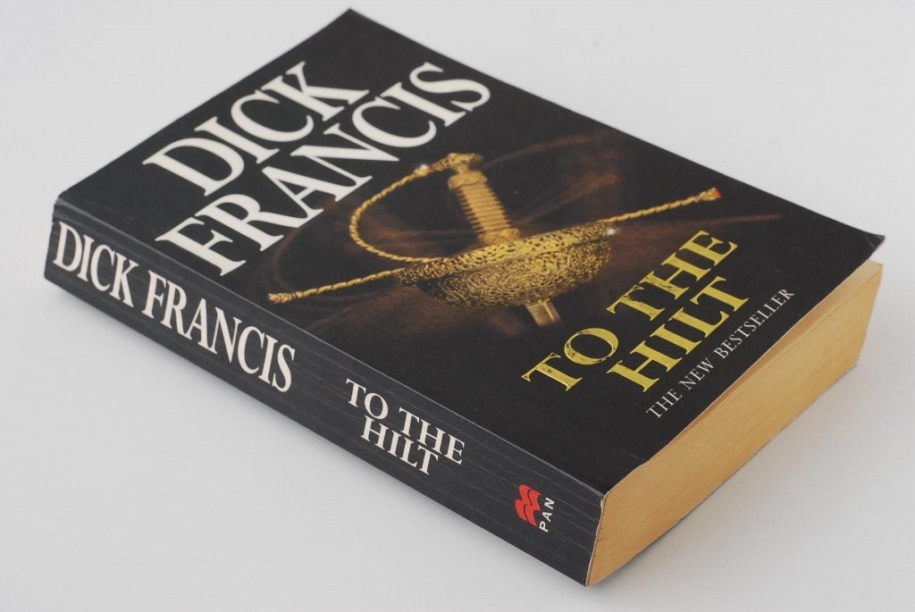 Dick Francis - To The Hilt (Engels boek jaren 90) bestseller, Boeken, Verzenden, Dick Francis, Zo goed als nieuw, Fictie