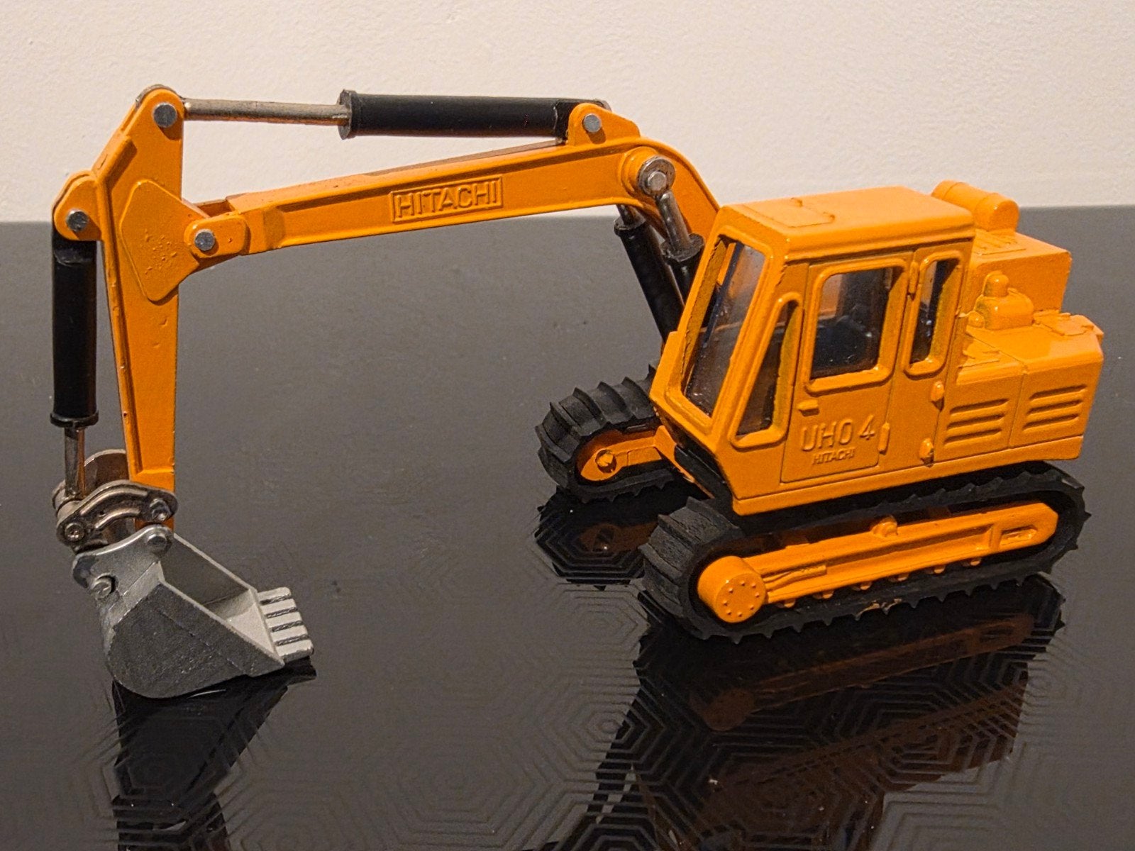 Hitachi UH-04 1:60 Shinsei Hydraulische Graafmachine, Verzamelen, Ophalen of Verzenden, Zo goed als nieuw