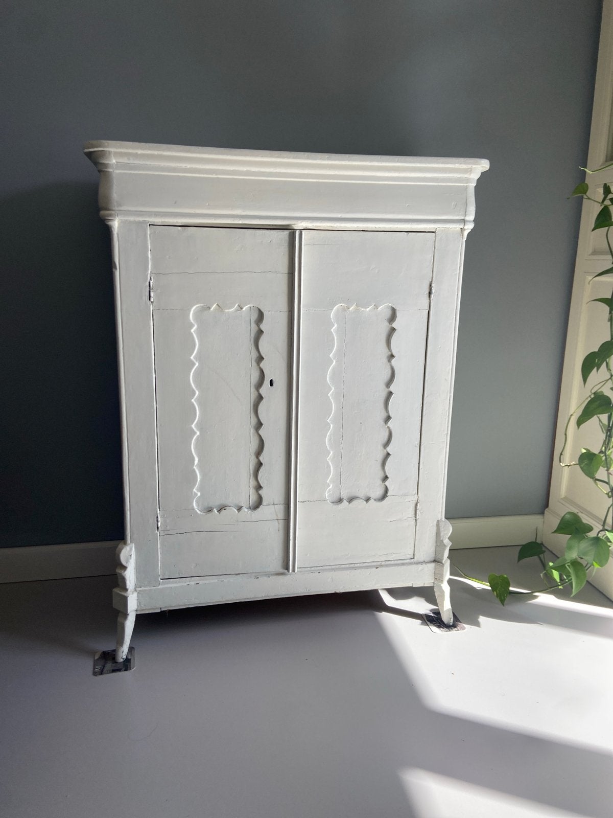 Brocante witte kast met twee deuren en legplanken, Ophalen