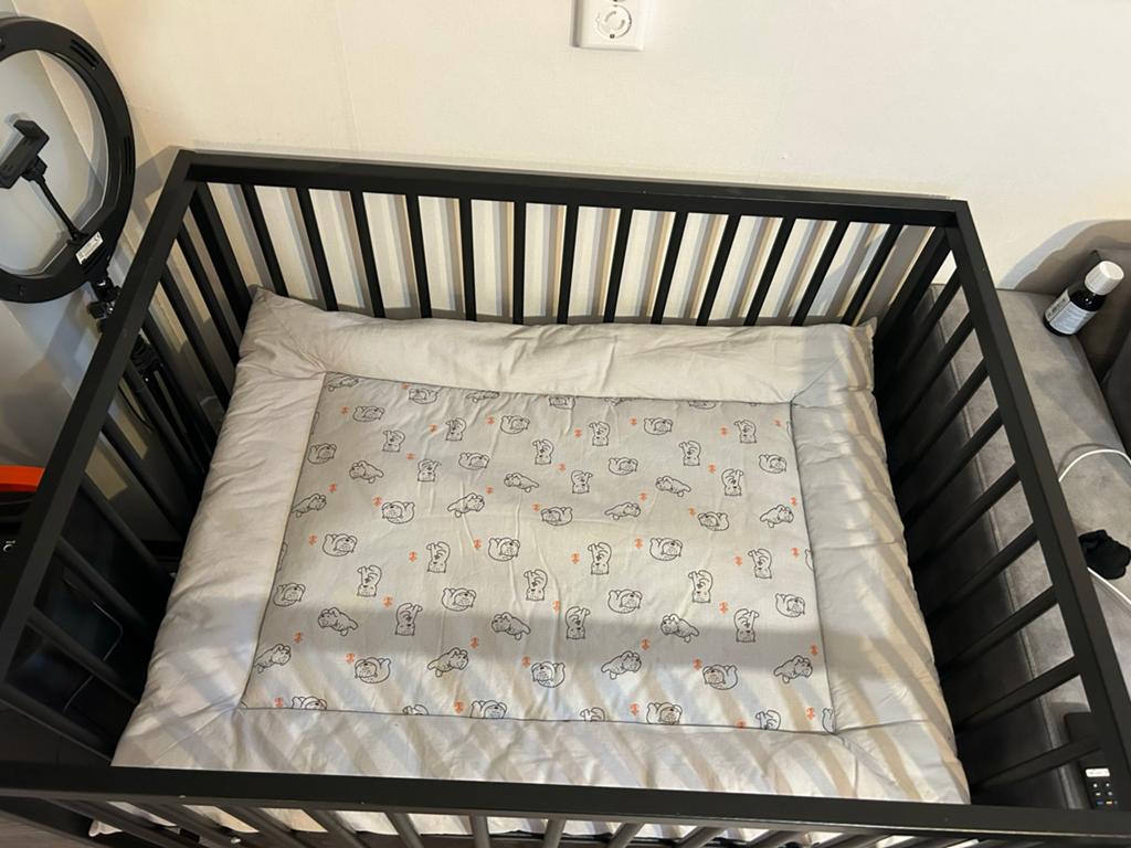 Zwarte box met boxkleed 2 jaar oud heel weinig gebruikt, Ophalen, Gebruikt, Vierkant, Boxkleed