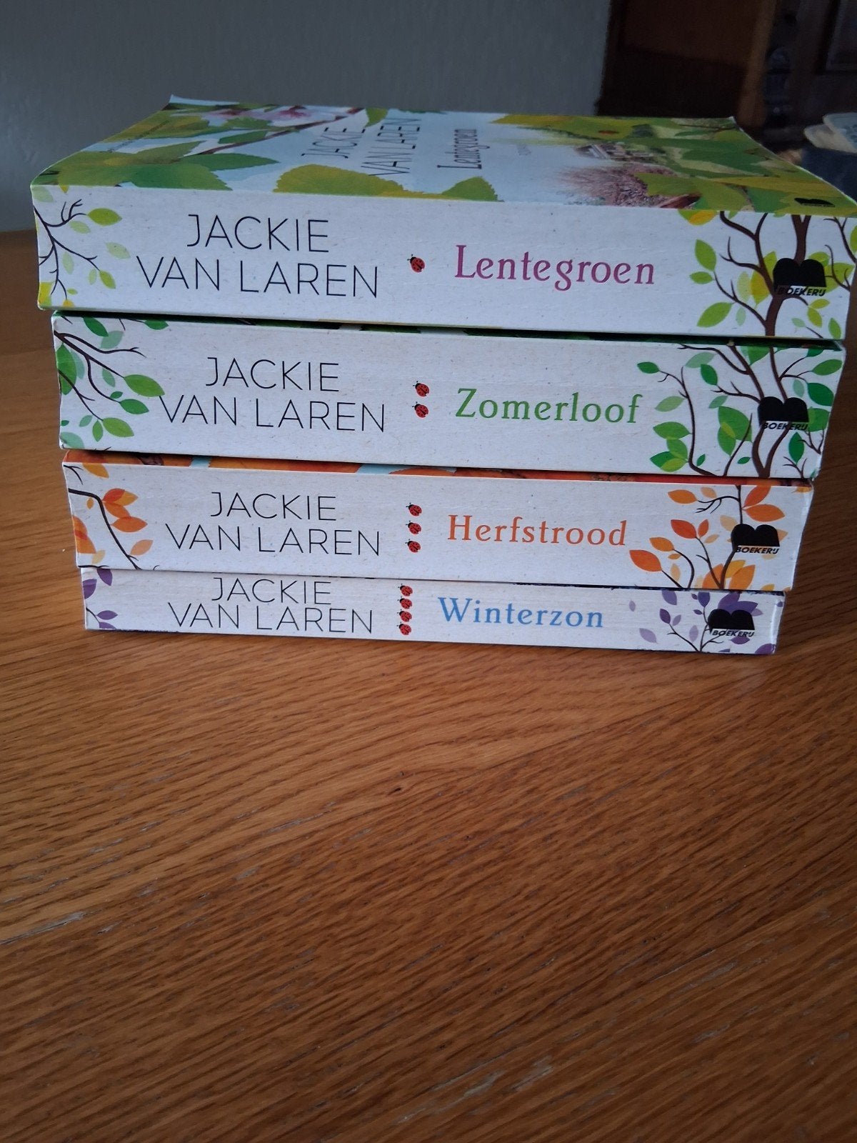 Jackie van Laren - Onder de bomen-serie (4 boeken), Boeken, Ophalen of Verzenden, Gelezen, Jackie van Laren