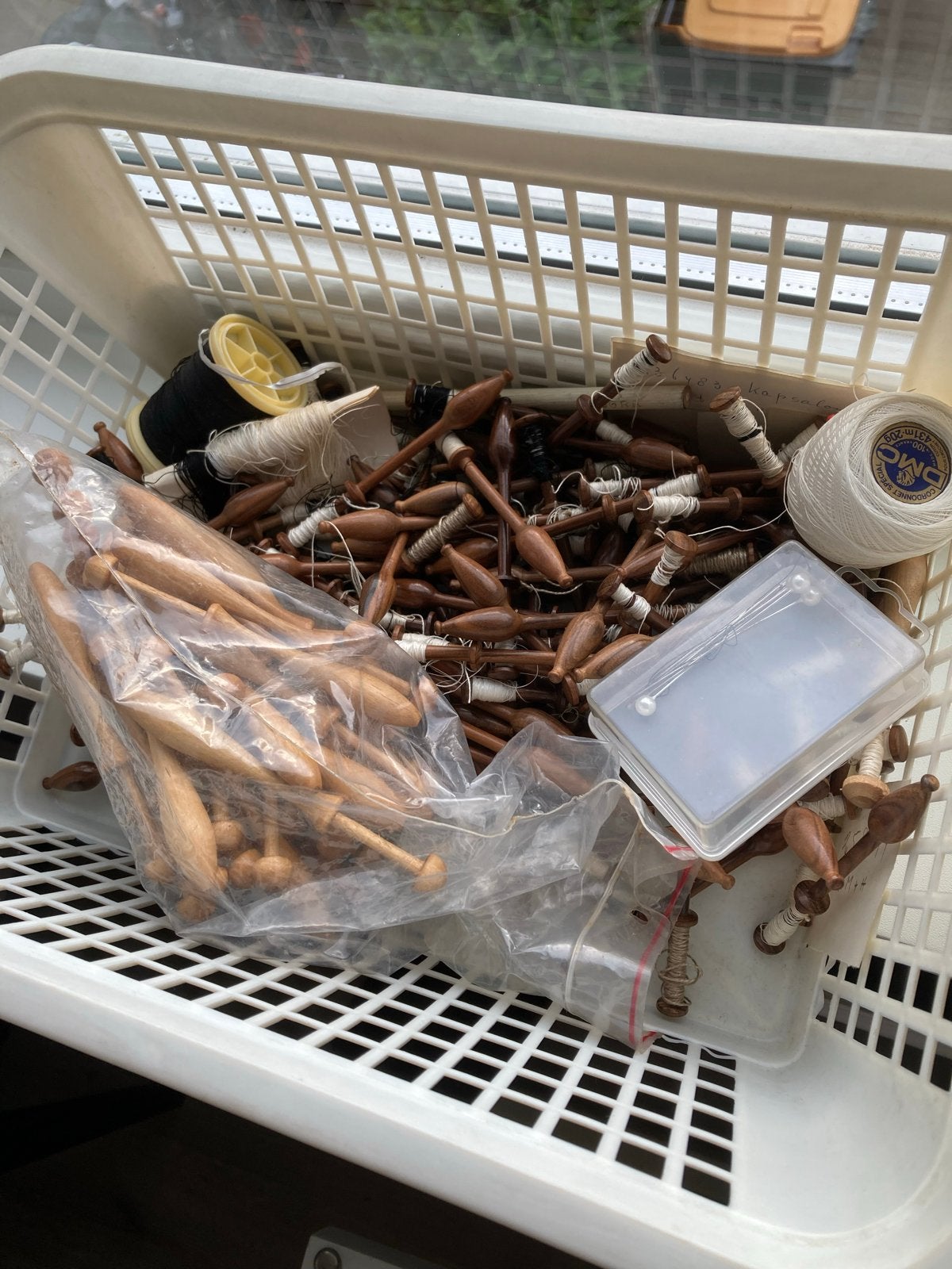 Grote verzameling houten kantklosjes en garen, Ophalen of Verzenden, Gebruikt, Klos(sen)