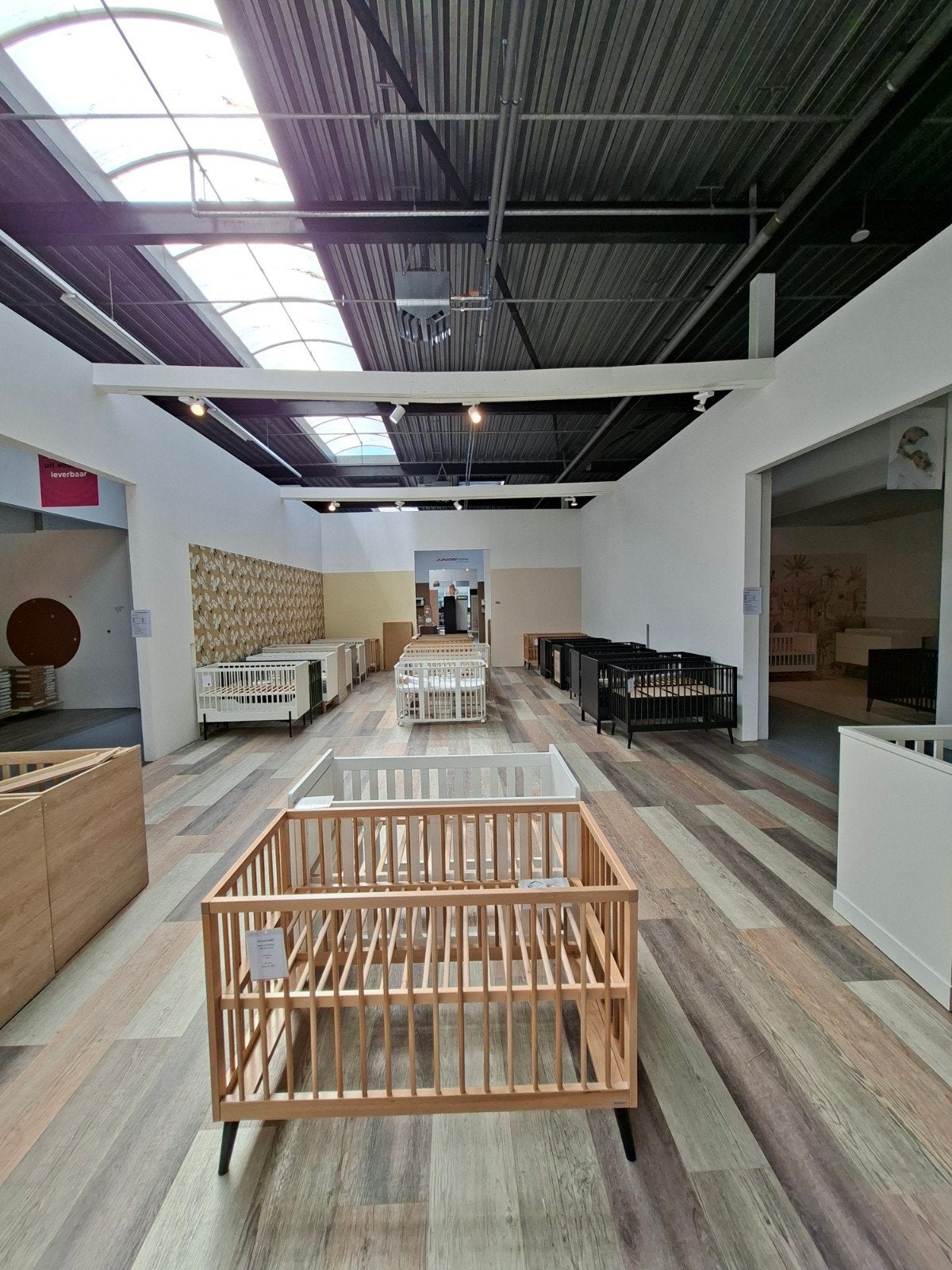 Showmodellen outlet: ledikanten, commodes, boxen etc., Ophalen, Zo goed als nieuw