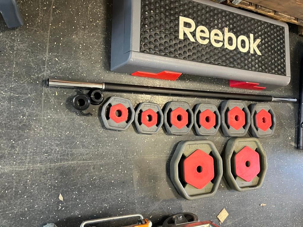 Reebok 40 kg bodypump set met step grijs zwart, Sport en Fitness, Fitnessmaterialen, Gebruikt, Ophalen of Verzenden, Reebok, Halterset