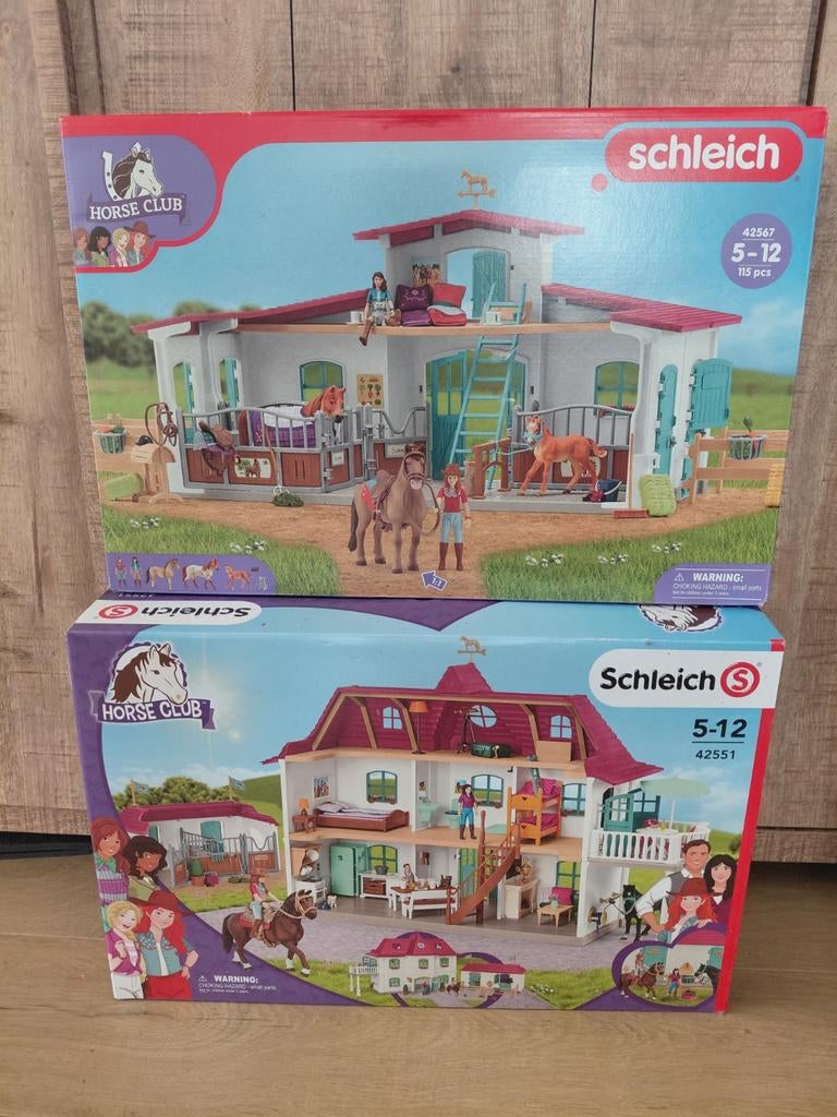 Schleich huis+ stal en manege met heel veel extra paardjes, Ophalen of Verzenden, Zo goed als nieuw, Poppenhuis