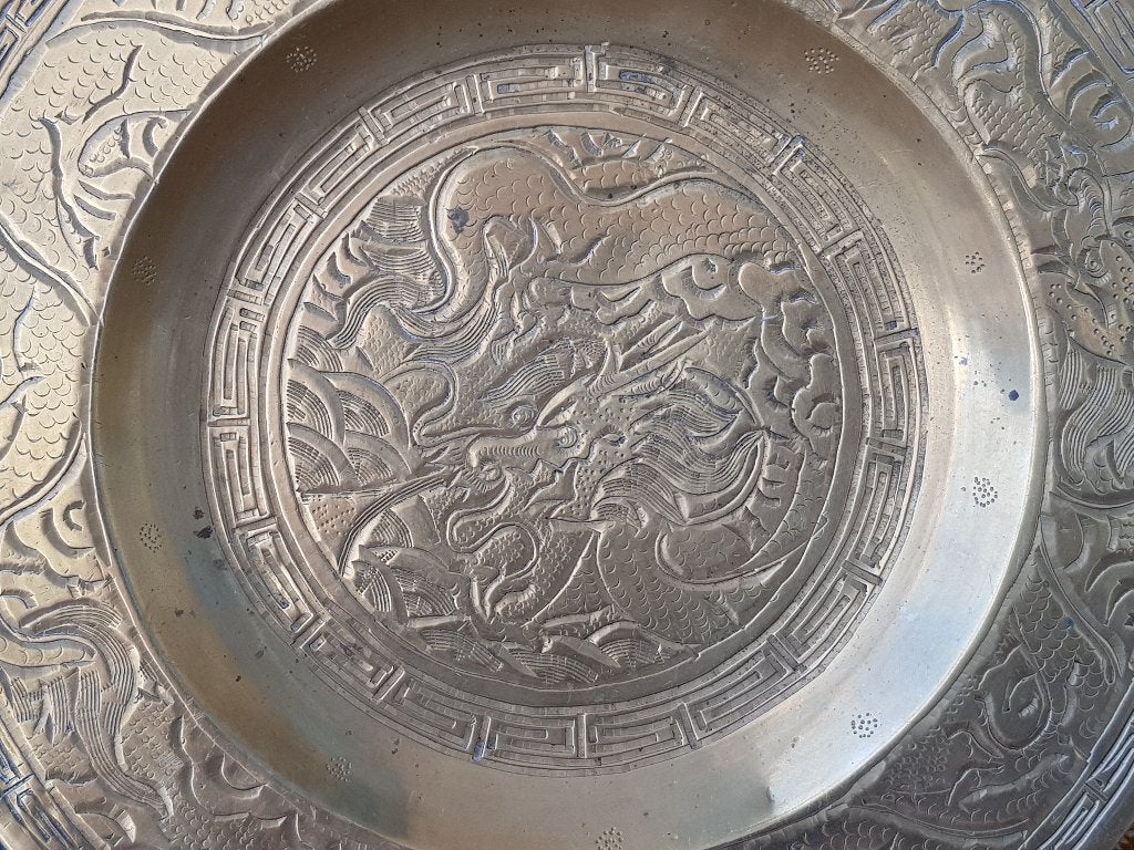 Mooi zwaar antiek Chinees koper bord met een draak 25,4 cm., Antiek en Kunst, Ophalen of Verzenden